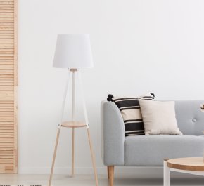 Wysoka lampa stojąca podłogowa biała z drewnem i stolikiem VAIO WHITE